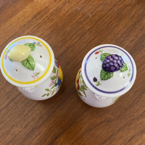 Vintage 1993 Lenox Orchard Salt and Pepper Shakers. $8 - Picture 3 of 4